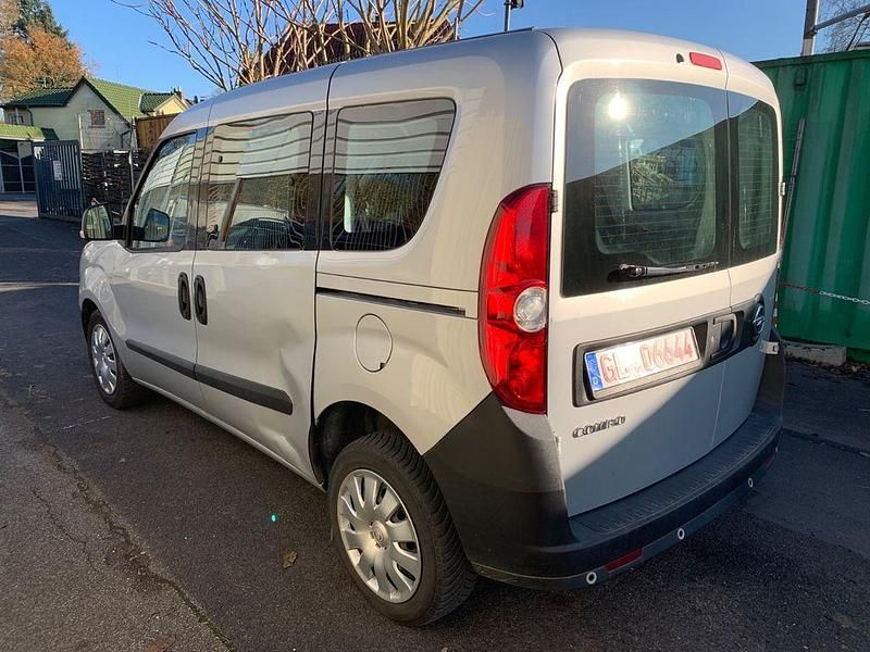 Gebraucht Opel Combo 120 PS (88 kW) 2018 Silber Abholung