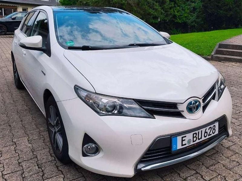 Weiß Gebraucht 2014 Toyota Auris Hybrid Sol Limousine | 9.300 € (Fairer Preis) - Bild 1/4