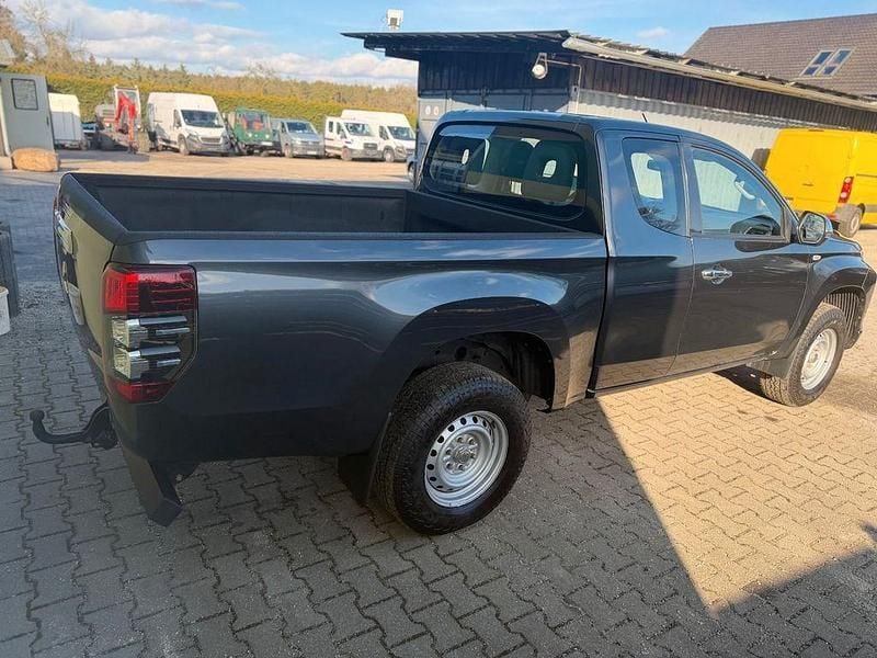 Gebraucht Mitsubishi L200 Basis 150 PS (110 kW) 2022 Grau Pickup