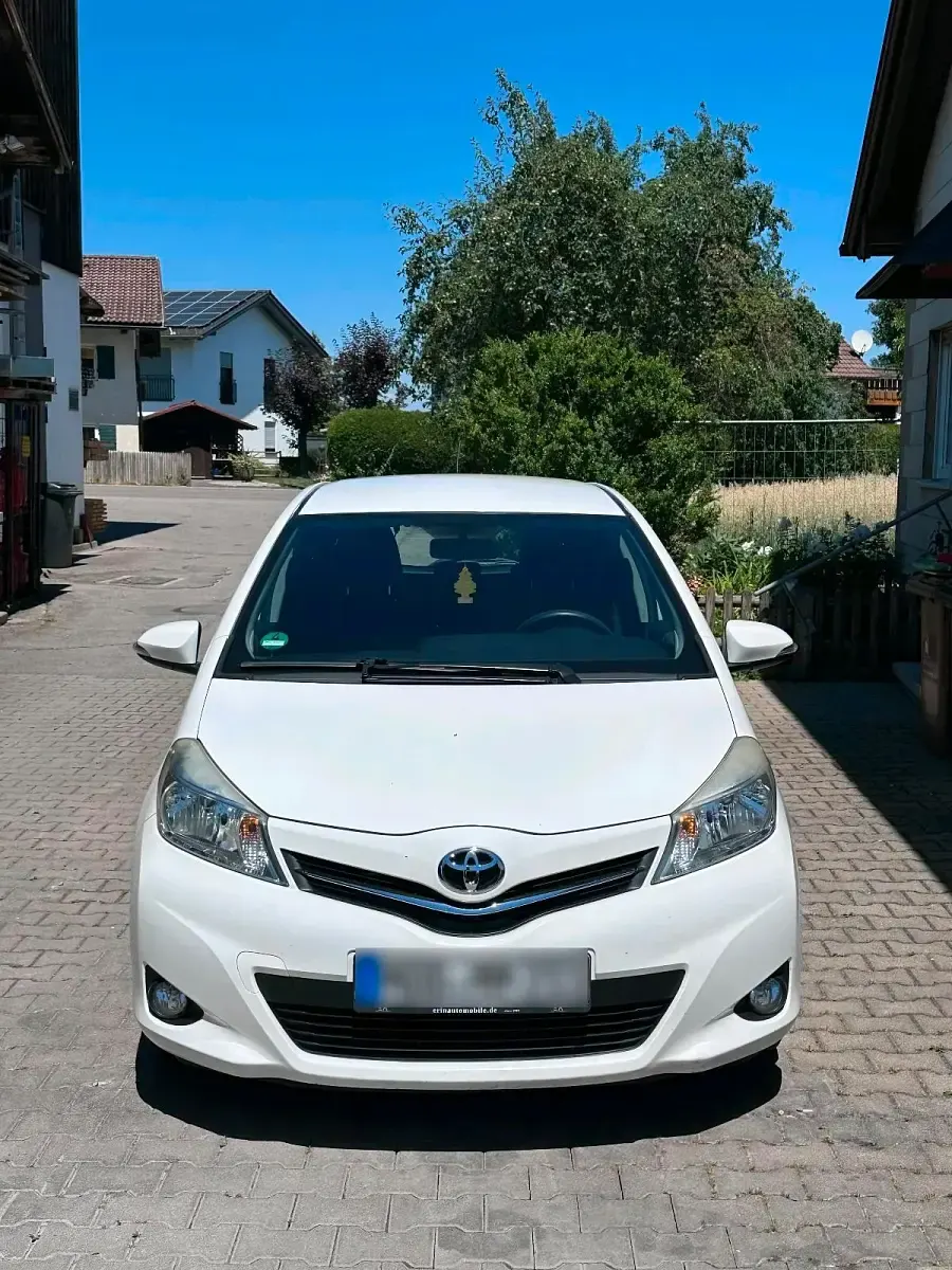 Gebraucht Toyota Yaris 90 PS (66 kW) 2014 Weiß Kleinwagen