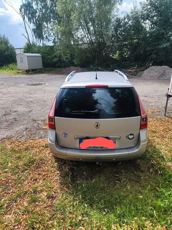 Grau Gebraucht 2008 Renault Mégane GrandTour Expression Kombi | 2.300 € (Fairer Preis) - Bild 1/4