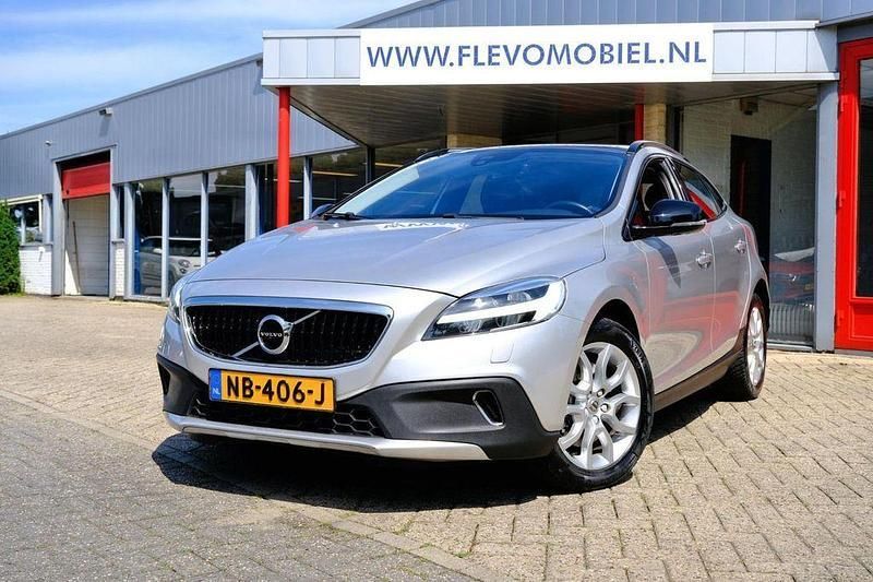 Grau Gebraucht 2017 Volvo V40 CC Momentum Kombi | 11.950 € (Fairer Preis) - Bild 1/4