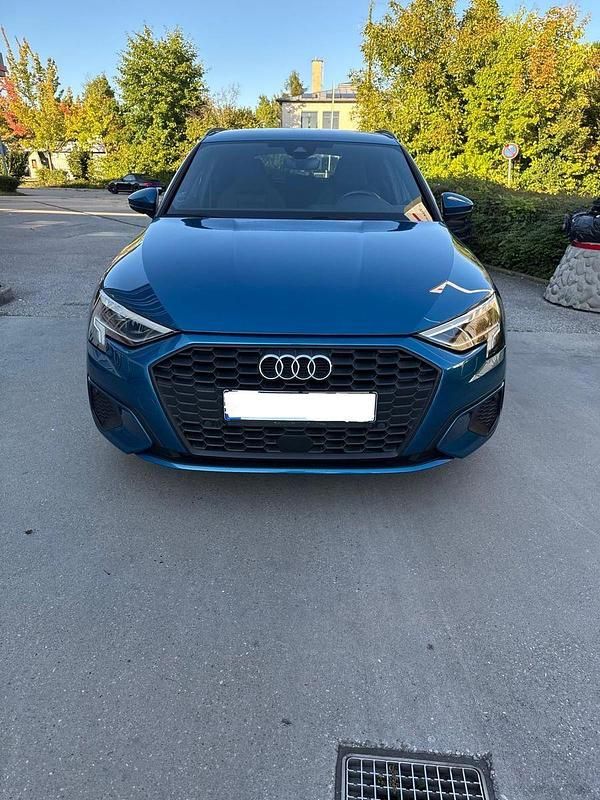 Blau Gebraucht 2021 Audi A3 Sportback S-Line Kombi | 26.000 € (Guter Preis) - Bild 1/4