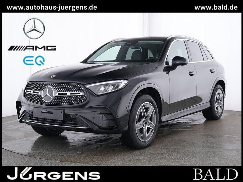 Schwarz obsidianschwarz metallic Gebraucht 2025 Mercedes GLC300e AMG SUV | 63.880 € (Fairer Preis) - Bild 1/4