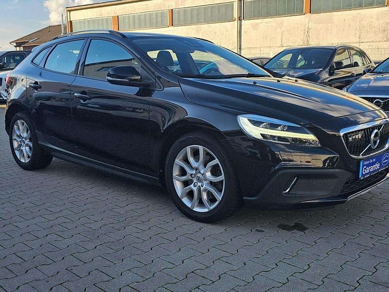Schwarz Gebraucht 2017 Volvo V40 CC Momentum Kombi | 15.990 € - Bild 1/4