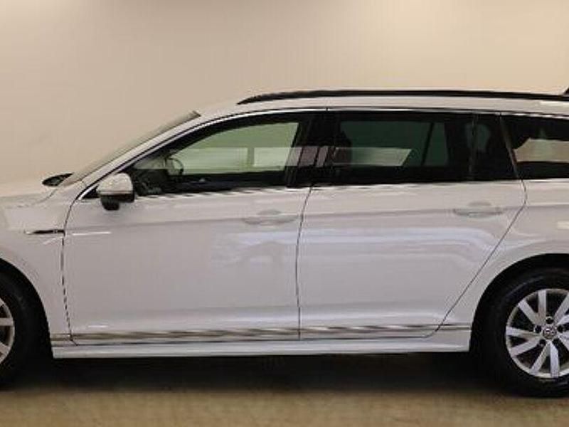 Gebraucht VW Passat R-line 150 PS (110 kW) 2020 Sonderlackierung pure white (metallic) Kombi