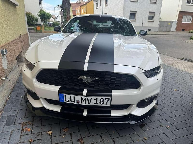 Weiß Gebraucht 2017 Ford Mustang Coupé | 24.000 € (Fairer Preis) - Bild 1/4