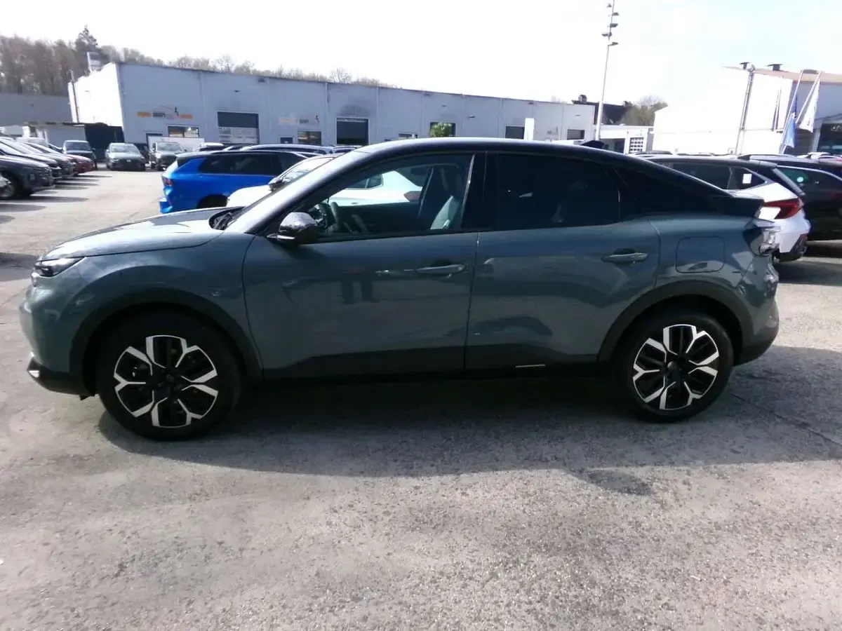 Neu Citroën C4 144 PS (105 kW) 2026 Manhattan grün SUV