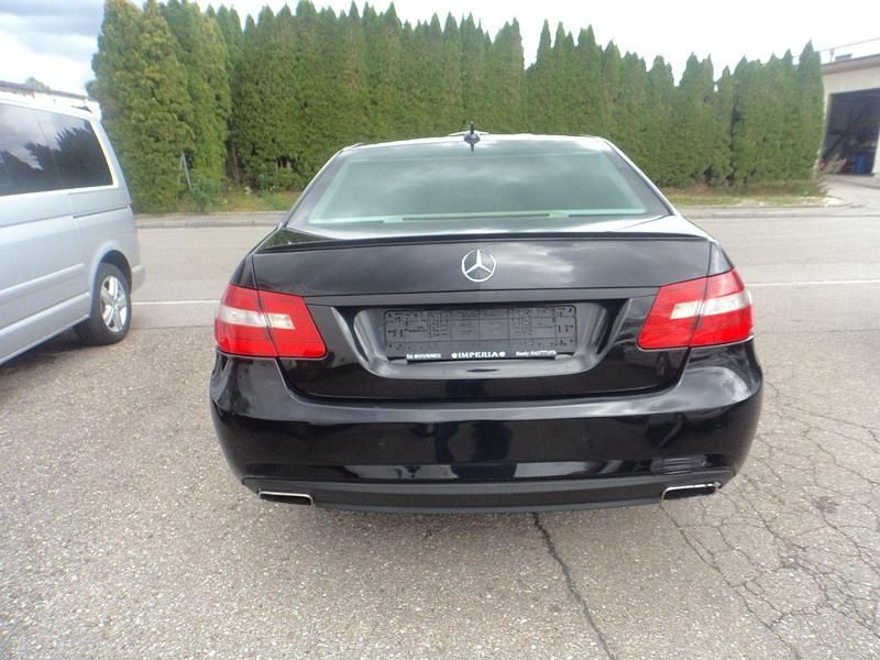 Gebraucht Mercedes E220 170 PS (125 kW) 2012 Schwarz Limousine