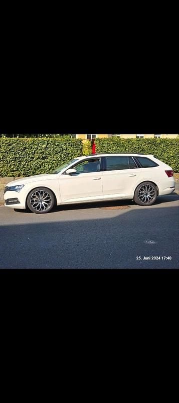 Weiß Gebraucht 2019 Skoda Superb Kombi | 15.450 € (Superpreis) - Bild 1/4