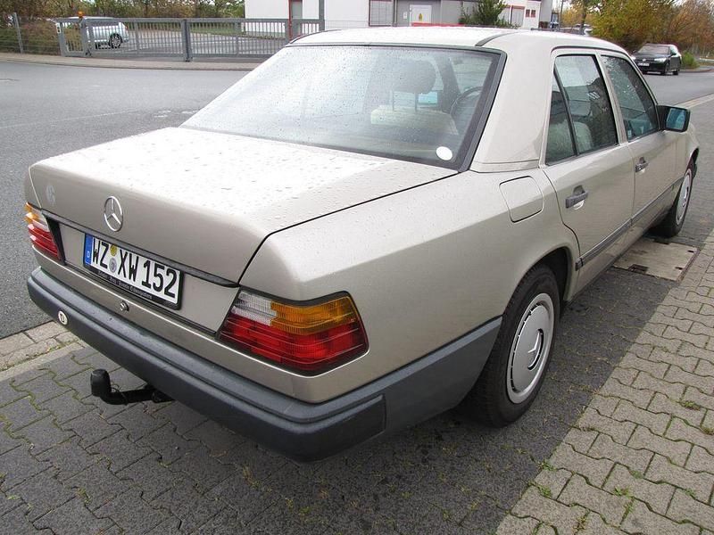Gebraucht Mercedes E230 132 PS (97 kW) 1988 Braun Limousine
