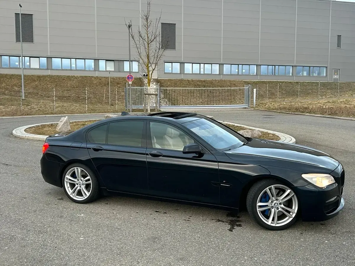 Gebraucht BMW 750 408 PS (300 kW) 2011 Blau Limousine