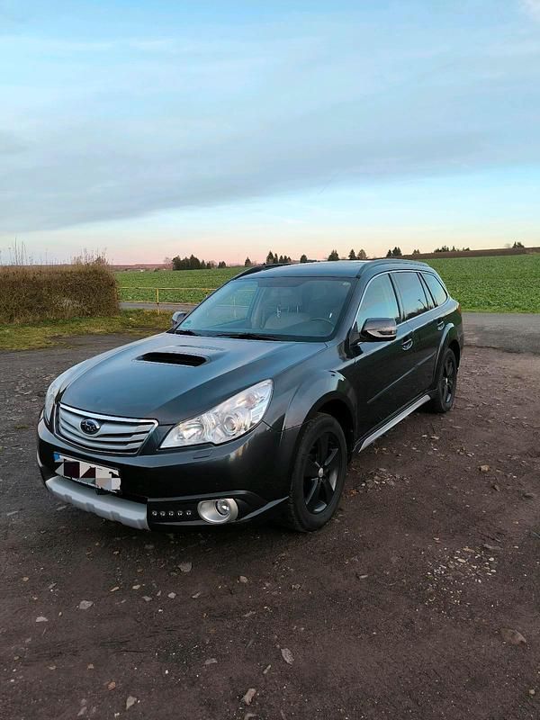 Grau Gebraucht 2012 Subaru Outback Kombi | 7.999 € (Etwas zu teuer) - Bild 1/4