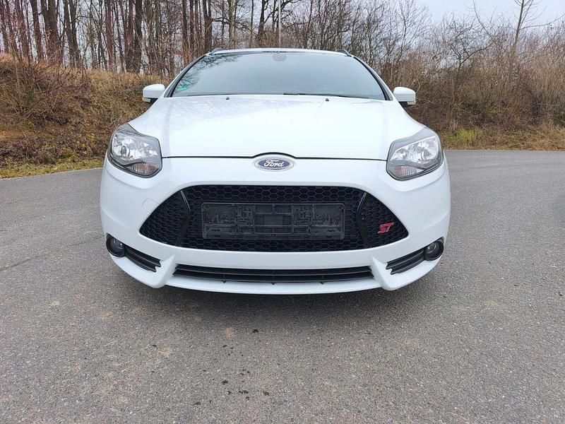 Gebraucht Ford Focus ST 250 PS (183 kW) 2014 Weiß Limousine