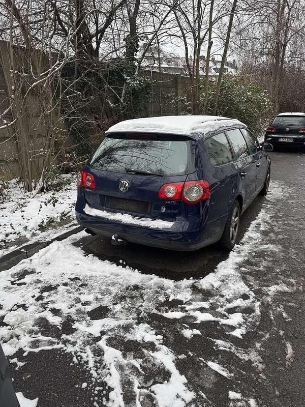 Gebraucht VW Passat 140 PS (102 kW) 2009 Blau Kombi