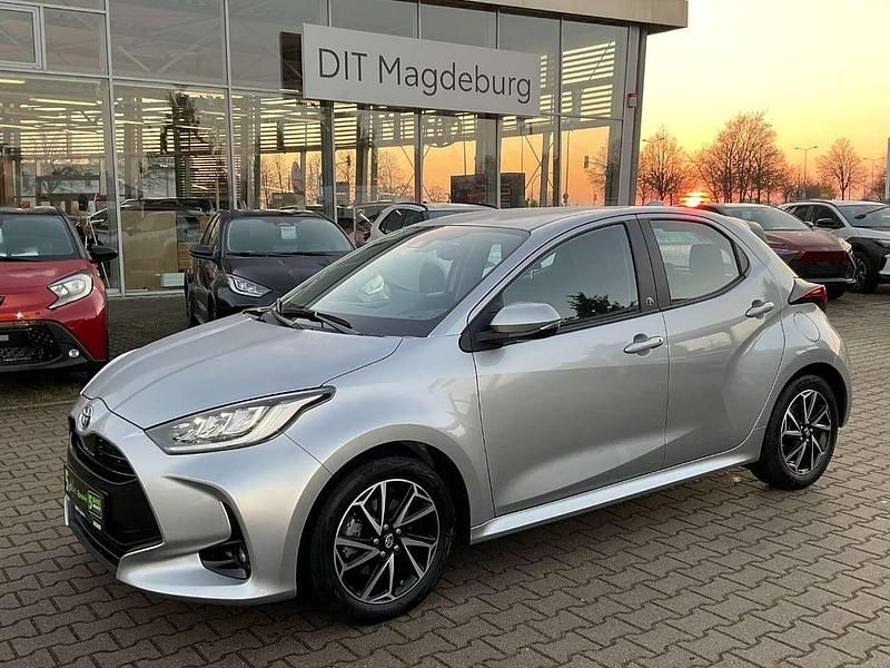 Neu Toyota Yaris Hybrid 116 PS (85 kW) 2025 Silber metallic Kleinwagen