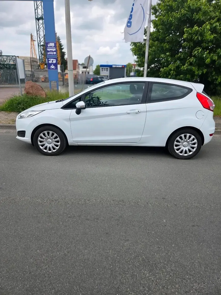 Gebraucht Ford Fiesta 75 PS (55 kW) 2016 Weiß Kleinwagen