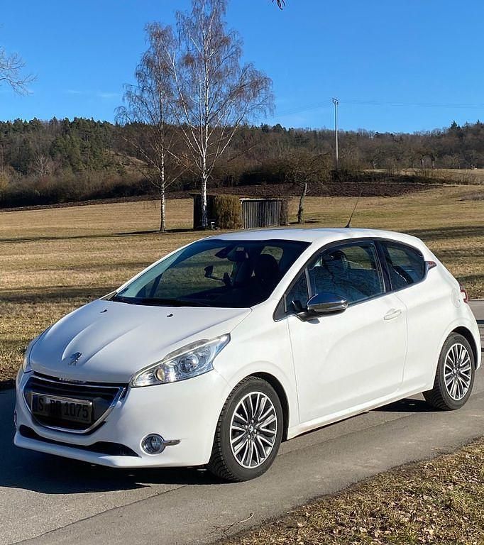 Weiß Gebraucht 2012 Peugeot 208 Allure Kleinwagen | 5.500 € (Etwas zu teuer) - Bild 1/4