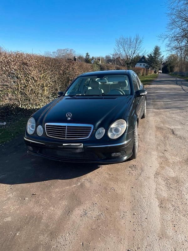 Schwarz Gebraucht 2002 Mercedes E500 Avantgarde Limousine | 8.000 € - Bild 1/4
