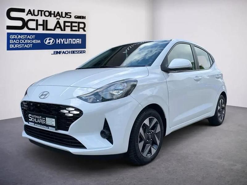 Atlas white / sol Gebraucht 2024 Hyundai i10 Trend Kleinwagen | 17.990 € (Fairer Preis) - Bild 1/1