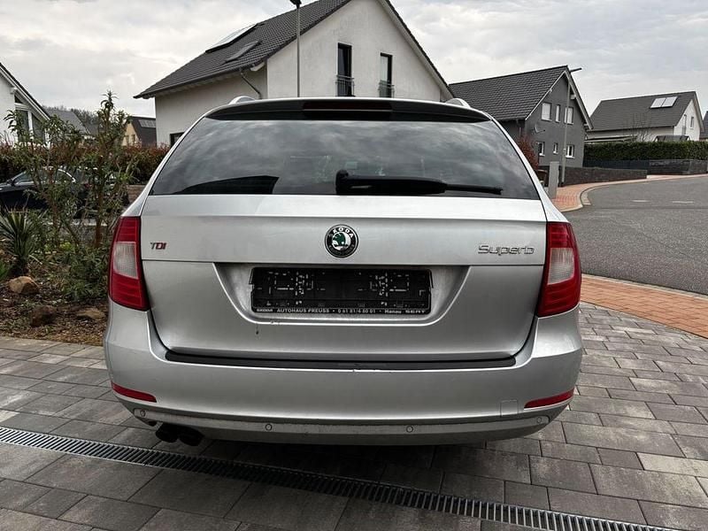 Gebraucht Skoda Superb Elegance 170 PS (125 kW) 2011 Silber Kombi