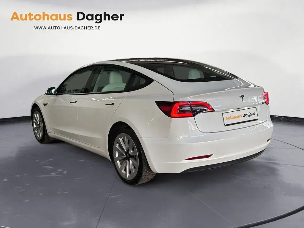 Używany Tesla Model 3 Standard Range Plus 239 kW (325 KM) 2022 Biały Sedan/Limuzyna