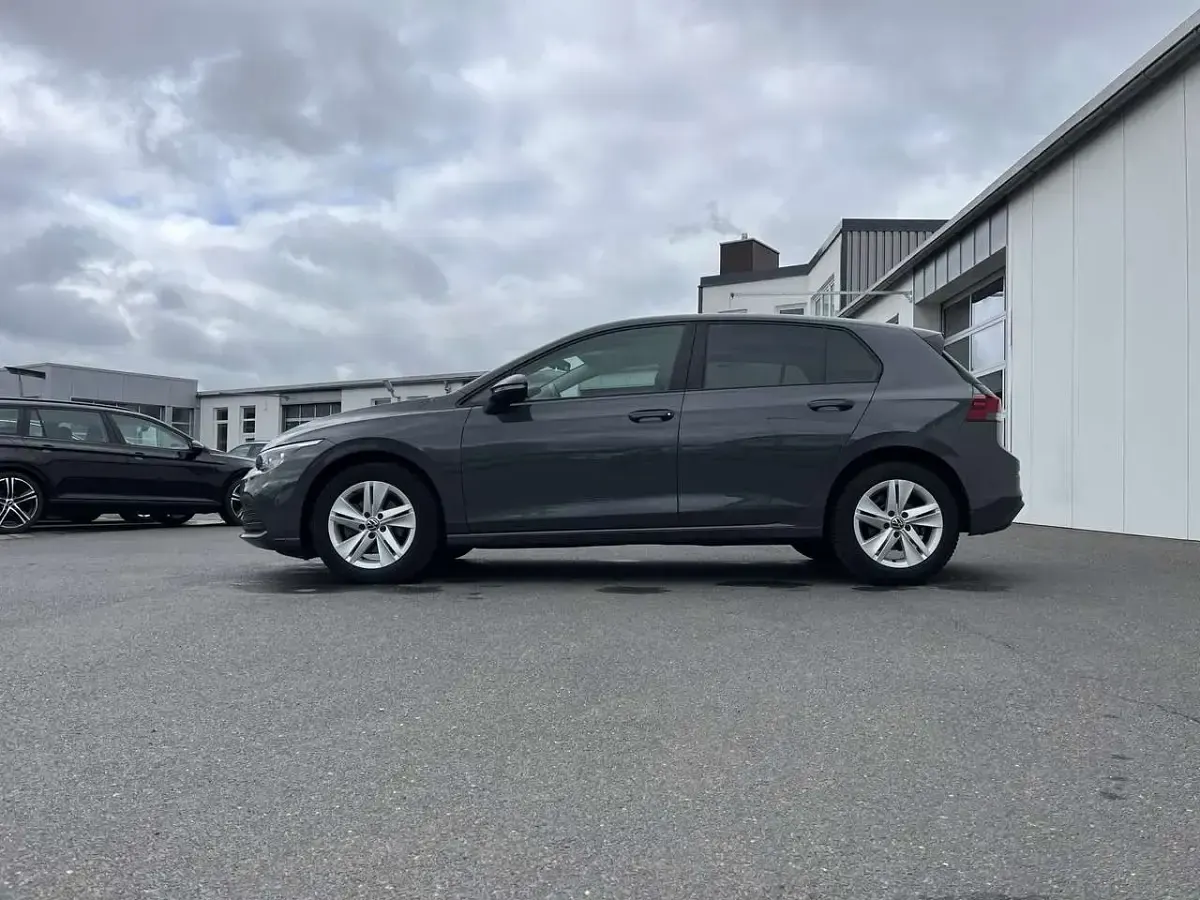 Gebraucht VW Golf VIII Life 131 PS (96 kW) 2023 Grau Limousine