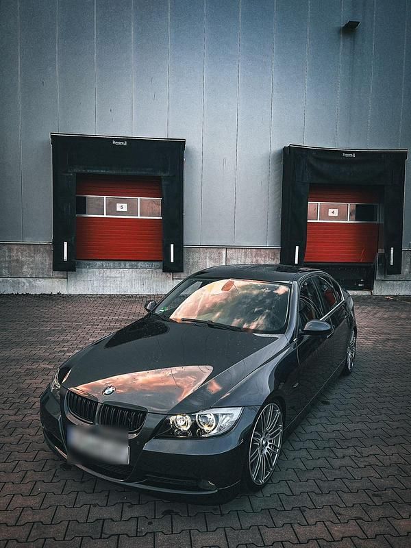 Grau Gebraucht 2005 BMW 325 Limousine | 5.500 € - Bild 1/4