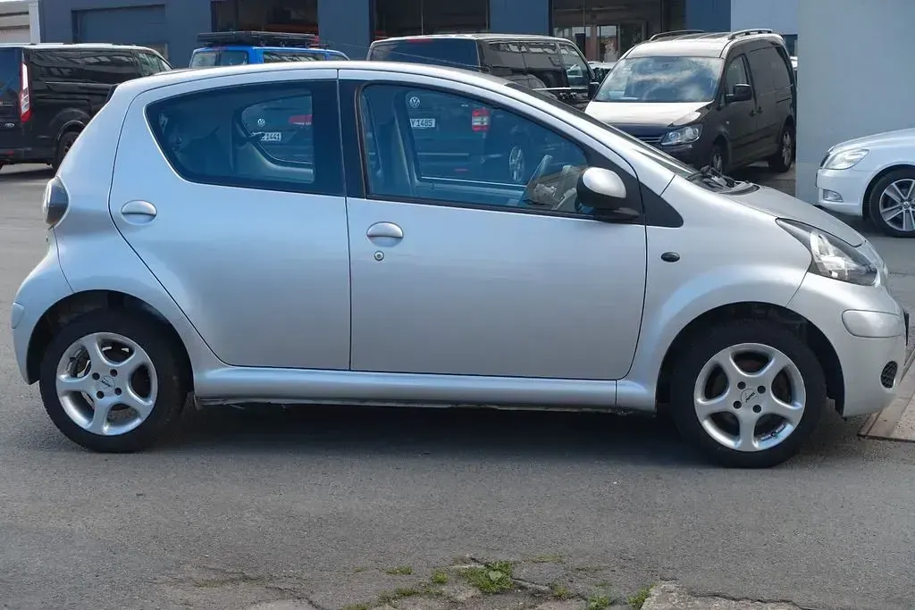 Gebraucht Toyota Aygo Cool 68 PS (50 kW) 2009 Silber Kleinwagen