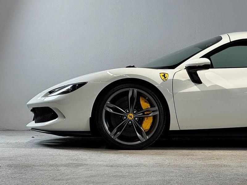 Gebraucht Ferrari 296 143 PS (105 kW) 2025 Weiß Cabrio