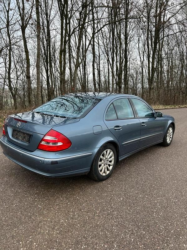 Gebraucht Mercedes E240 Avantgarde 177 PS (130 kW) 2005 Blau Limousine