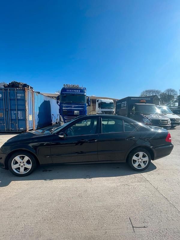 Schwarz Gebraucht 2006 Mercedes E200 Limousine | 2.700 € (Teuer) - Bild 1/4
