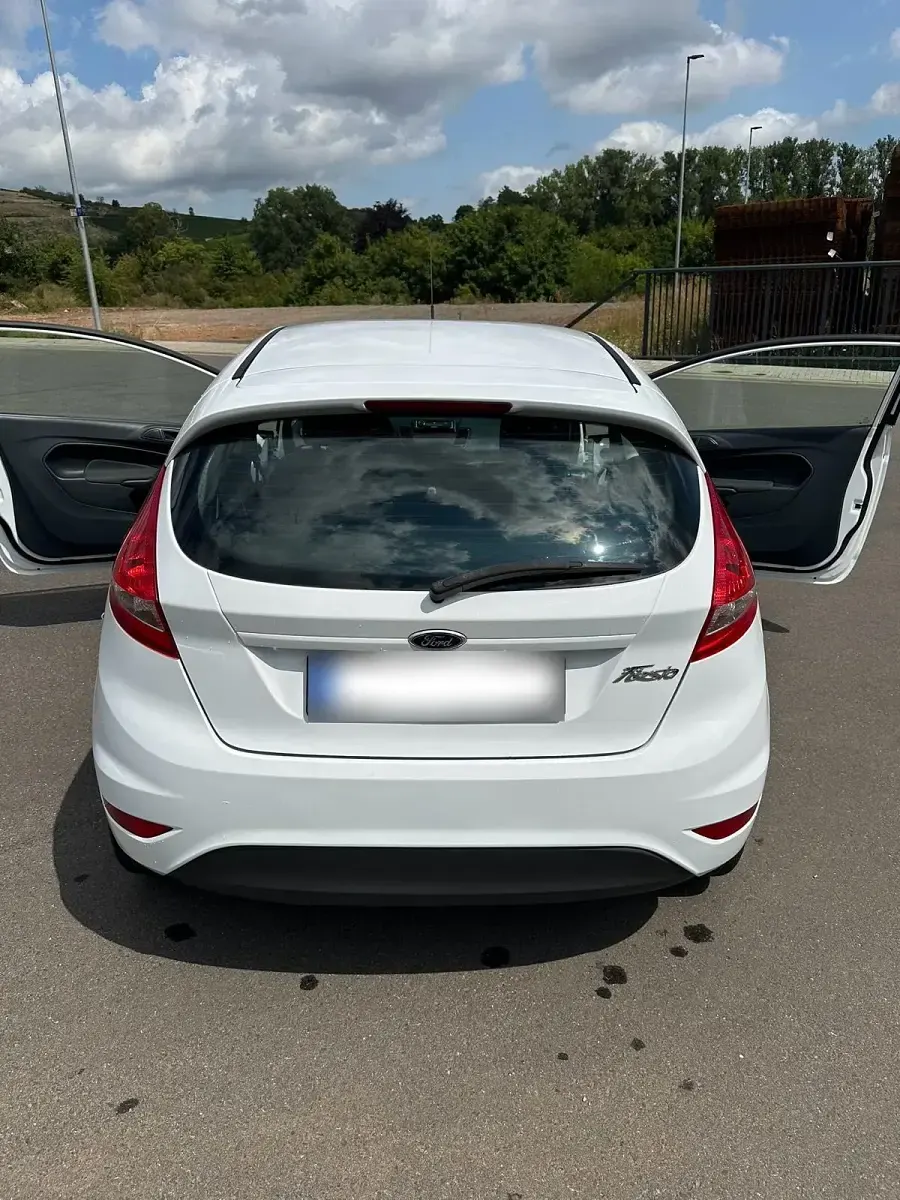 Gebraucht Ford Fiesta 59 PS (43 kW) 2012 Weiß Kleinwagen