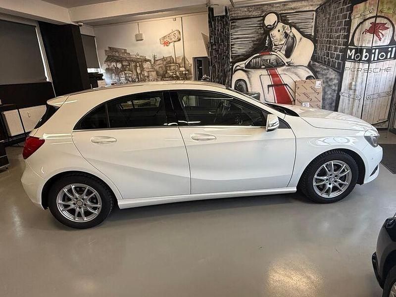 Gebraucht Mercedes A180 122 PS (89 kW) 2013 Weiß Limousine