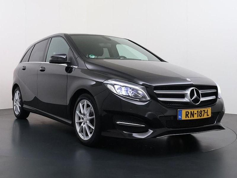 Używany Mercedes B200 Ambition 156 KM (114 kW) 2017 Czarny Minivan