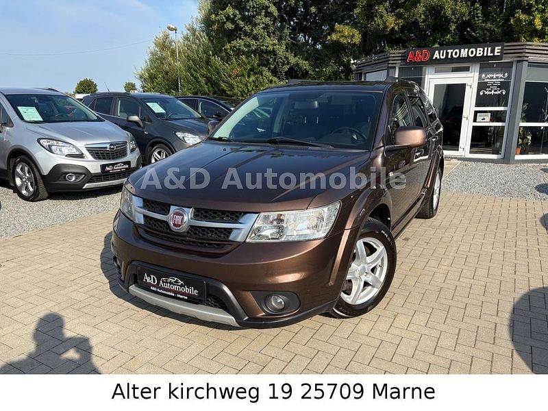 Braun Gebraucht 2012 Fiat Freemont Lounge SUV | 7.290 € (Teuer) - Bild 1/4