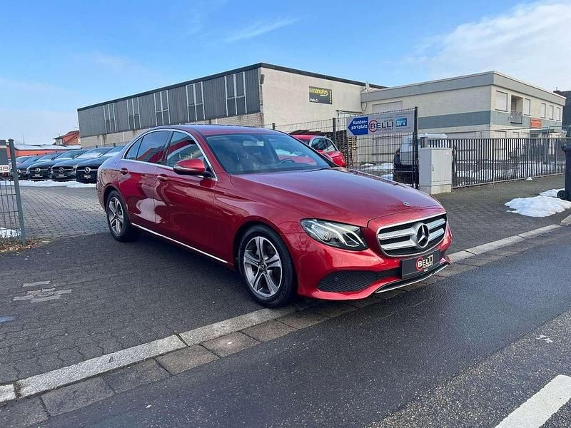 Gebraucht Mercedes E220 Avantgarde 194 PS (142 kW) 2018 Sonderlackierung hyazinthrot Limousine
