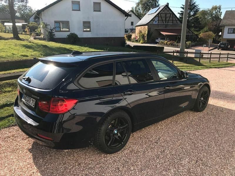 Gebraucht BMW 320 Comfort Edition 184 PS (135 kW) 2015 Blau Kombi