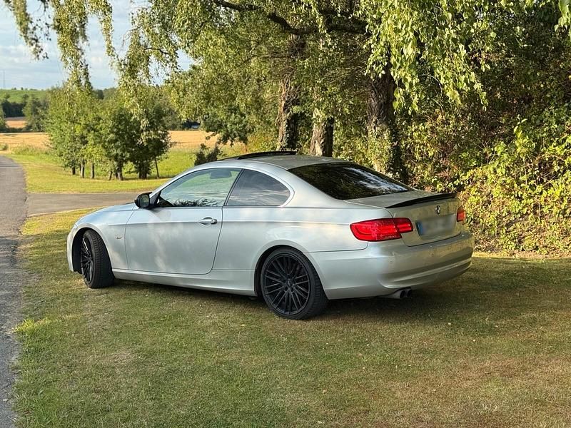 Gebraucht BMW 330 245 PS (180 kW) 2011 Silber Coupé