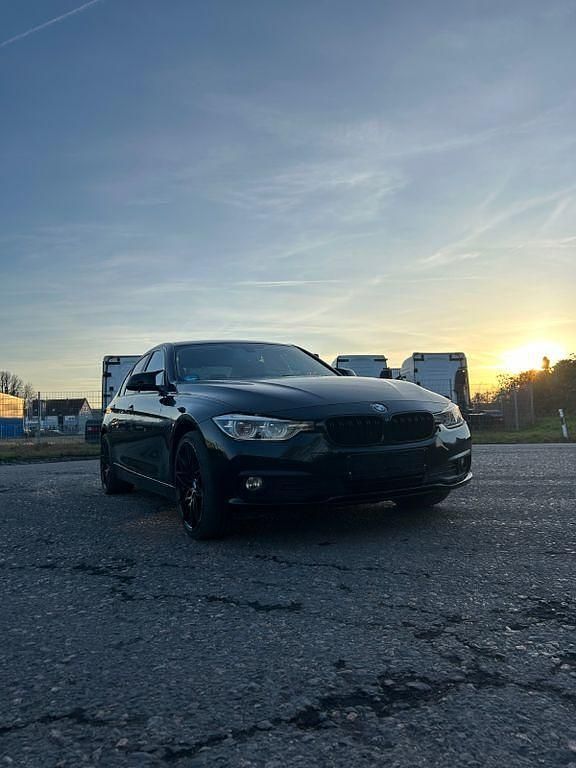 Schwarz Gebraucht 2016 BMW 318 Advantage Limousine | 10.800 € (Fairer Preis) - Bild 1/4