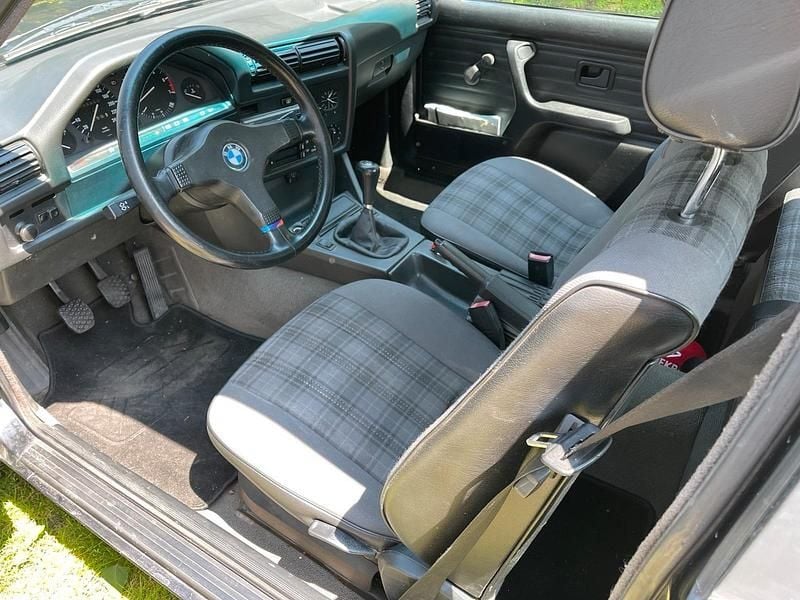 Gebraucht BMW 335 211 PS (155 kW) 1988 Schwarz Limousine