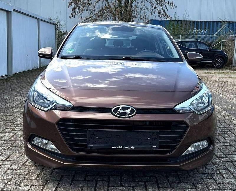 Gebraucht Hyundai i20 Classic 101 PS (74 kW) 2017 Braun Limousine