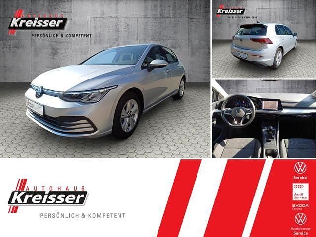 Silber (reflexsilber metallic) Gebraucht 2022 VW Golf VIII Life Limousine | 20.480 € (Fairer Preis) - Bild 1/4