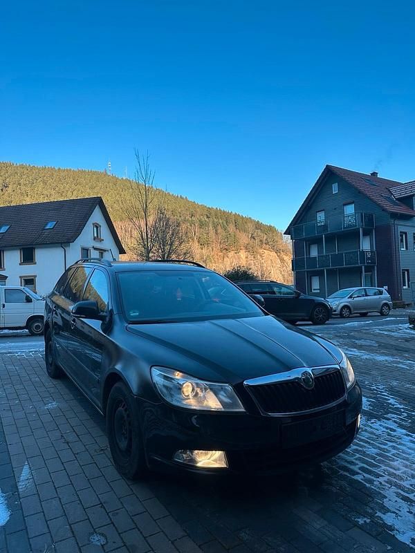 Schwarz Gebraucht 2011 Skoda Octavia Kombi | 4.999 € (Guter Preis) - Bild 1/4
