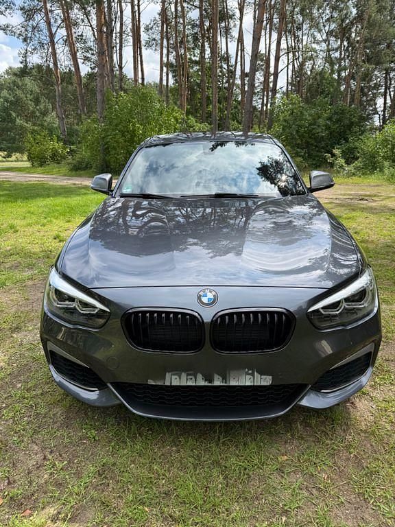 Grau Gebraucht 2018 BMW M140 M Sport Limousine | 33.900 € (Fairer Preis) - Bild 1/4