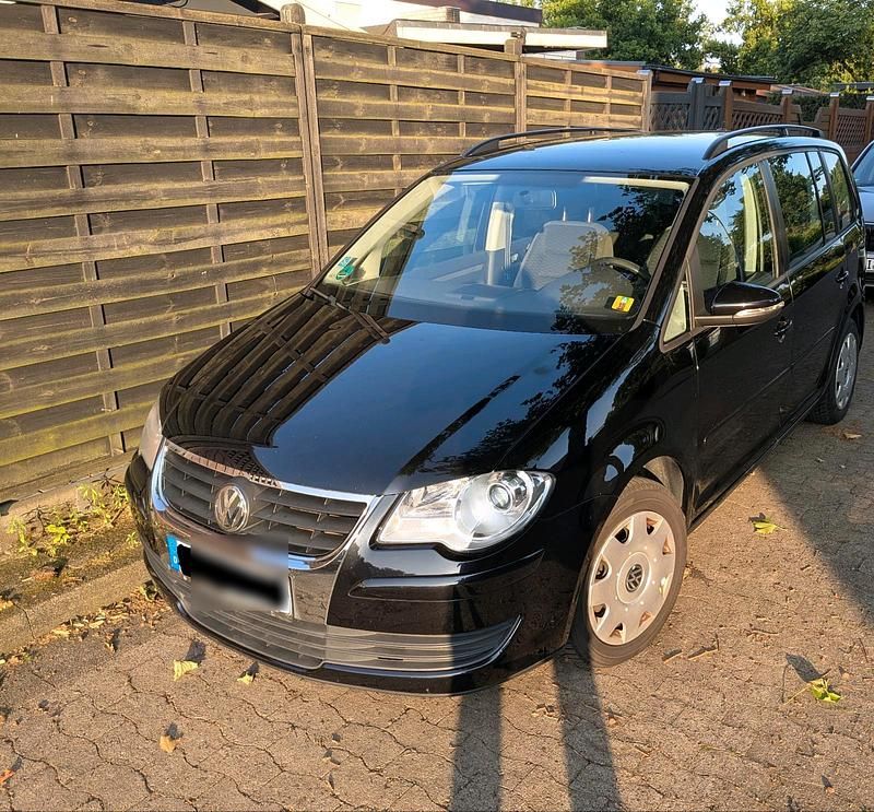 Schwarz Gebraucht 2010 VW Touran Van / Kleinbus | 3.900 € (Fairer Preis) - Bild 1/4