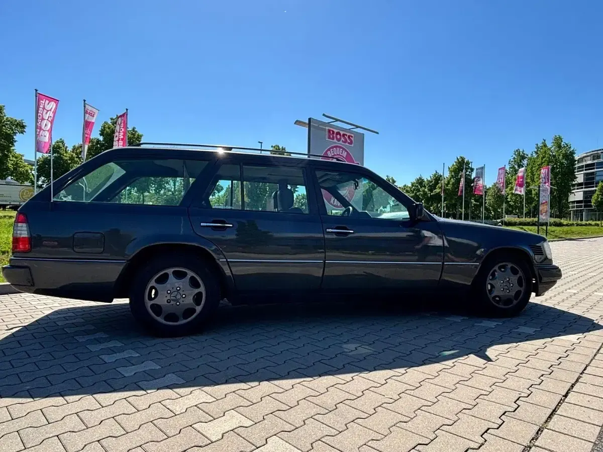 Używany Mercedes E300 179 KM (131 kW) 1990 Szary Kombi