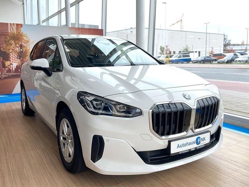 Weiß Gebraucht 2022 BMW 218 Active Tourer Luxury Line Van / Kleinbus | 24.700 € (Guter Preis) - Bild 1/4