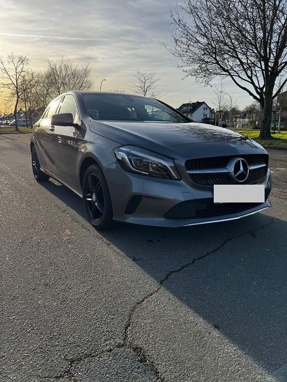 Grau Gebraucht 2016 Mercedes A180 Limousine | 15.500 € (Fairer Preis) - Bild 1/4
