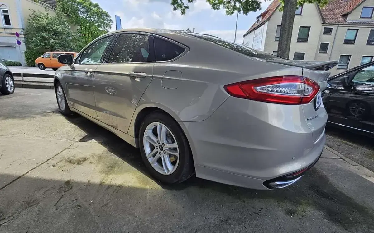 Gebraucht Ford Mondeo Titanium 241 PS (177 kW) 2015 Silber (titangrau metallic) Limousine